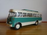 un bus vert et blanc posé sur une table
