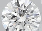 un gros plan d'un diamant sur fond blanc