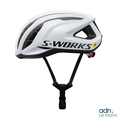 un gros plan d'un casque blanc orné d'un logo noir et jaune