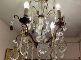 un lustre suspendu au plafond d'une pièce