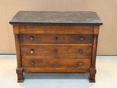 Commode en noyer, à demi-colonnes, dessus marbre, ouvrant à …