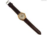 une image représentant une montre avec un bracelet en cuir marron sur fond blanc