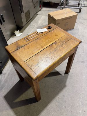 une petite table en bois au milieu d'une cuisine