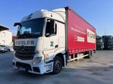 un camion rouge et blanc garé sur un parking