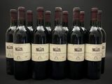 six bouteilles de vin sont alignées sur un fond noir