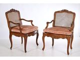 paire de fauteuils français de style Louis XV à dossier en rotin