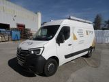 la photo d'une camionnette blanche garée sur un parking