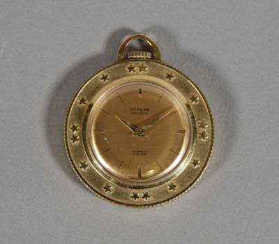 SARCAR - GENEVE MONTRE pendentif en métal doré.