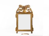 un miroir posé sur un support, sur une surface blanche