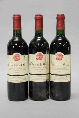 trois bouteilles de vin rouge posées côte à côte sur une table