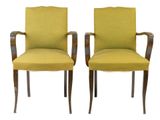 une paire de fauteuils rembourrés verts avec des pieds en bois