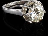 gros plan d'une bague en diamant sur une surface noire