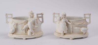 une paire de vases blancs ornés de motifs sur fond blanc