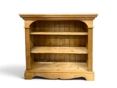 une image représentant une bibliothèque en bois sur fond blanc