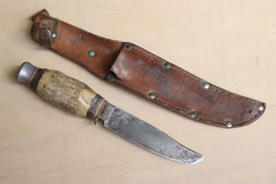 deux couteaux posés l'un à côté de l'autre sur une table