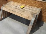 un banc fabriqué à partir de palettes devant une fenêtre