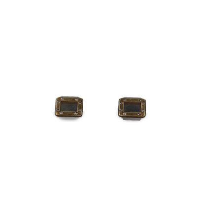 paire de boucles d'oreilles en pierre marron et noire sur fond blanc