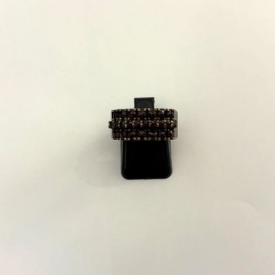 un gros plan d'un téléphone portable sur lequel est posée une bague