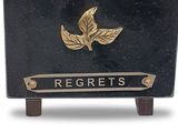 une plaque noire surmontée d'une feuille d'or