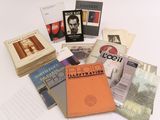un grand nombre de livres posés sur une table