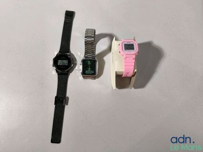 deux montres assises l'une à côté de l'autre sur une table