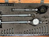 une boîte à outils contenant des outils et une règle