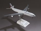 une maquette d'avion posée sur un socle