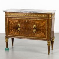 Une commode avec un plateau en marbre, un placage en ronce d… (photo 2)