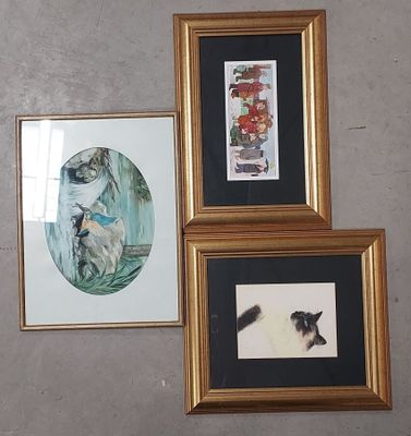 trois tableaux encadrés sur le mur d'une pièce