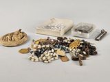 un grand nombre d'objets posés sur une table