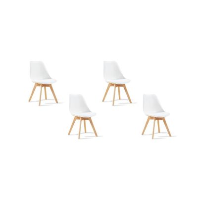 lot de quatre chaises blanches aux pieds en bois, sur fond blanc