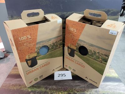 deux boîtes posées sur une table
