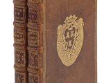 un vieux livre orné d'un emblème doré sur la couverture