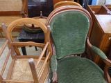 plusieurs chaises et une table dans une pièce