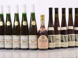 plusieurs bouteilles de vin sont alignées sur une surface blanche