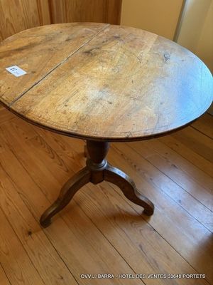 une table en bois avec un plateau en bois posée sur un parquet en bois dur
