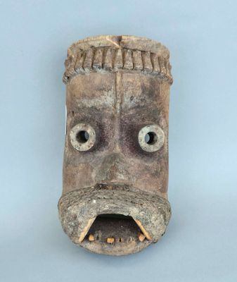 une image représentant un masque en bois avec des yeux et des dents