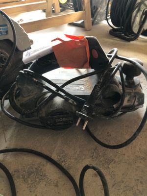 une photo d'une paire de chaussures posées par terre