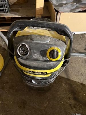 une photo d'un aspirateur jaune et noir dans un garage