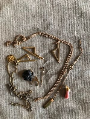 un gros plan d'un collier orné de diverses breloques