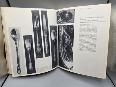 un livre ouvert sur lequel figurent des images de cuillères et de fourchettes