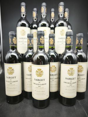 six bouteilles de vin rouge sont alignées sur une table