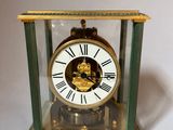 une horloge posée dans une vitrine sur une table