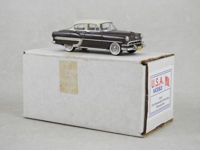 une petite voiture noire posée sur une boîte