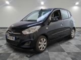 la photo d'une voiture noire garée dans un garage