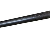 une batte de baseball posée sur une surface blanche