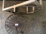 vue aérienne d'une grande roue métallique et d'une structure en bois