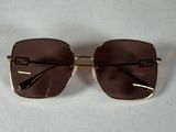 des lunettes de soleil posées sur une table blanche, sur fond blanc