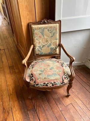 une chaise qui se trouve dans le coin d'une pièce