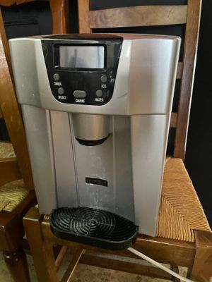 une cafetière posée sur une chaise